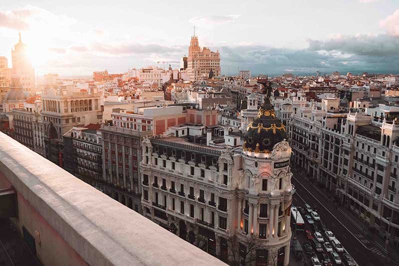 Una hermosa vista de la ciudad de Madrid, el lugar perfecto para establecer tu residencia por arraigo y vivir con tranquilidad y seguridad