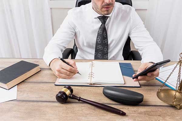Abogado de SEYMAD asesorando a un cliente en un caso de derecho laboral